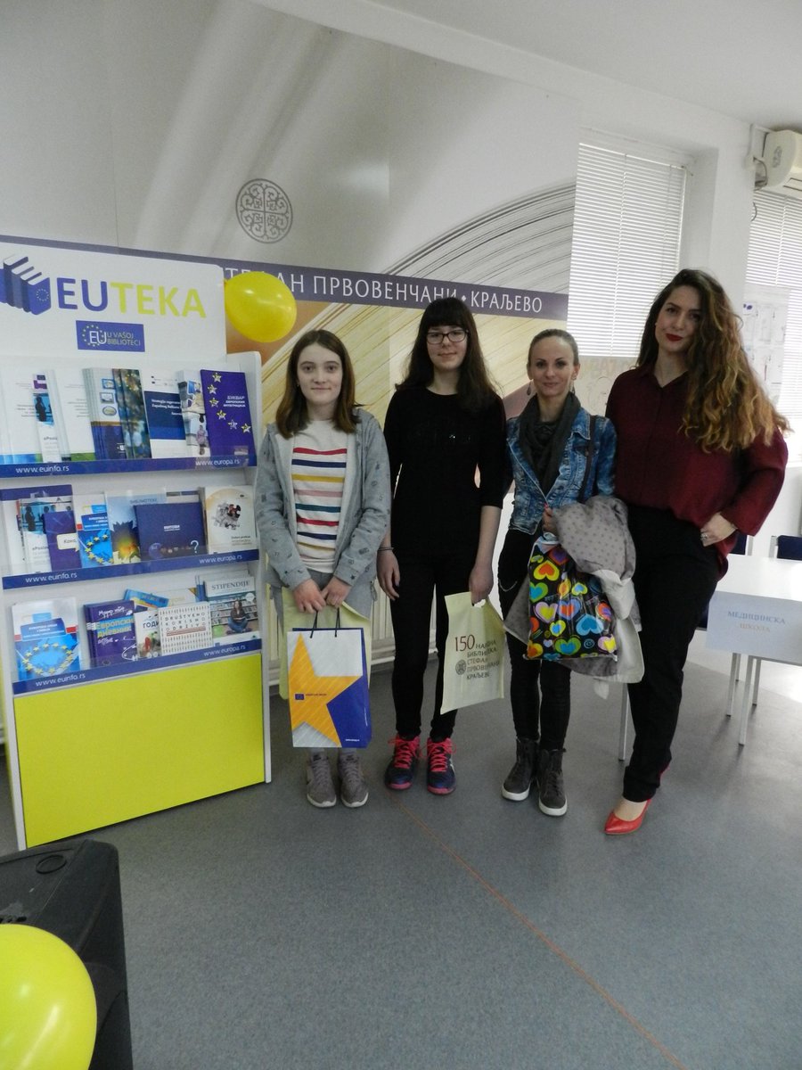 Biblioteka_Kv's tweet photo. Pobednice kviza EVROPA I MI - učenice Umetničke škole iz Kraljeva.
#EUzaTebe #EUteka @EUICBG
#BibliotekaKraljevo https://t.co/eS4KMN27GR