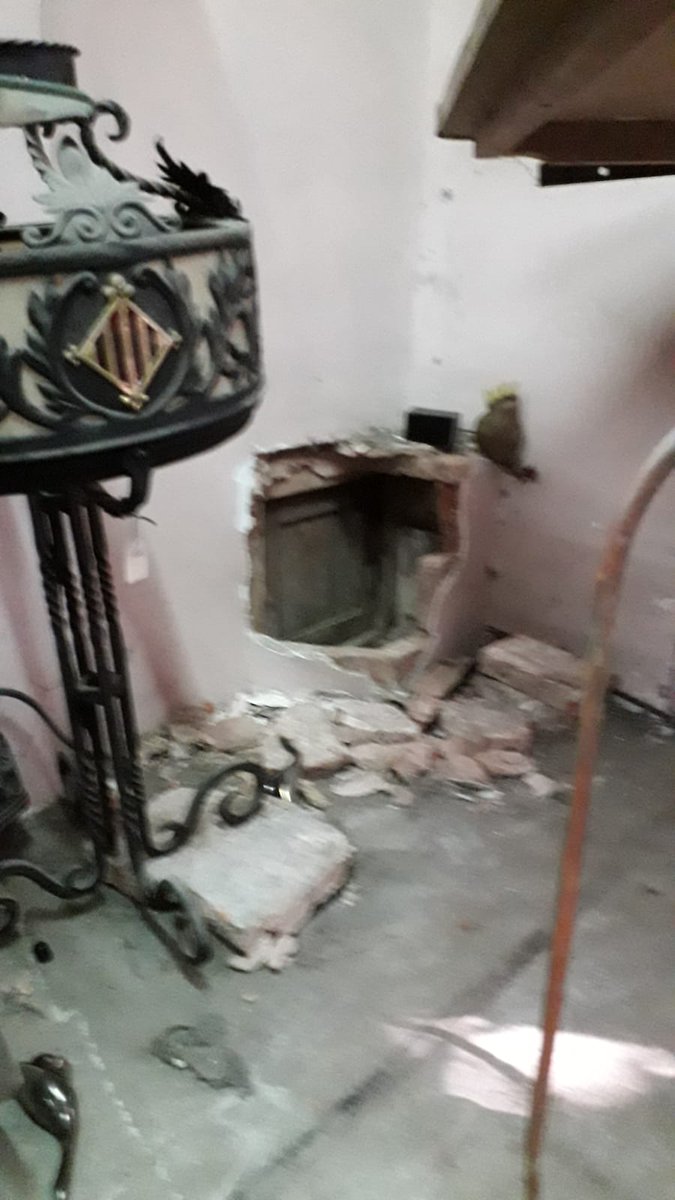 Afl56160155's tweet photo. Hola, necessitem ajuda!
Avui han entrat a robar al taller del Josep C/Sepúlveda, 105. És un taller que fa quasi 100anys q està obert. Les destrosses i el robatori han estat molt greus. Qualsevol ajuda, serà agraïda.

Delicte: 9 de maig-10 maig entre les 19h i les 8h https://t.co/7mWTNVMv36