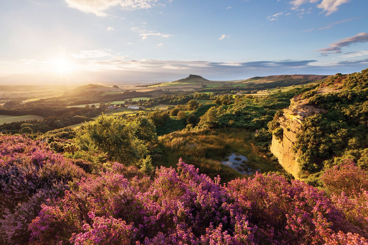 Welcome2Yorks's tweet photo. 😍 Welcome to Yorkshire; so beautiful it'll take your breath away 😍

Here's a stunning sunset behind Roseberry Topping, in the North York Moors National Park. https://t.co/p3l6oAMBww