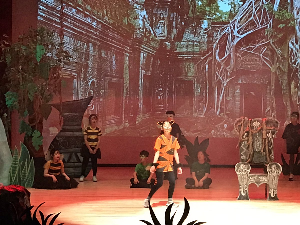 molnar_stacy's tweet photo. I could not be more proud! The Elementary students were incredible! I cannot thank all the SJA Jeju teachers for there time and dedication! The Students performance was AMAZING! @SJA_Jeju https://t.co/4iLLg3MNzc