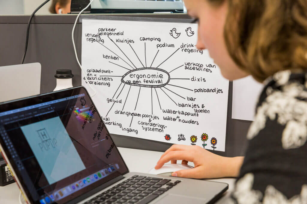 Met ingang van het nieuwe schooljaar 2019-2020 zijn wij op zoek naar collega's! Studenten de kneepjes van het creatieve vak leren? Bekijk dan nu de vacatures op onze website: sintlucas.nl/vacatures/.