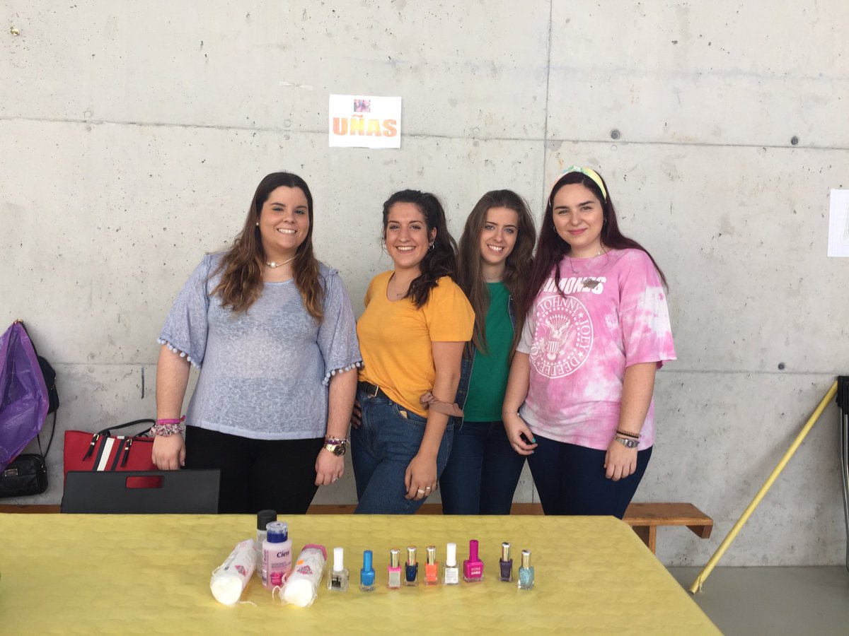 Inmavalles_10's tweet photo. ¡Comenzamos la mañana en la feria del juego pintando las uñas!🤹🏼‍♀️💅🏽  #intervencionreto7  
Laura Quirós, Marta Juárez  y Lucía Yáguez 💫❤️ https://t.co/1JvBW4bNFZ