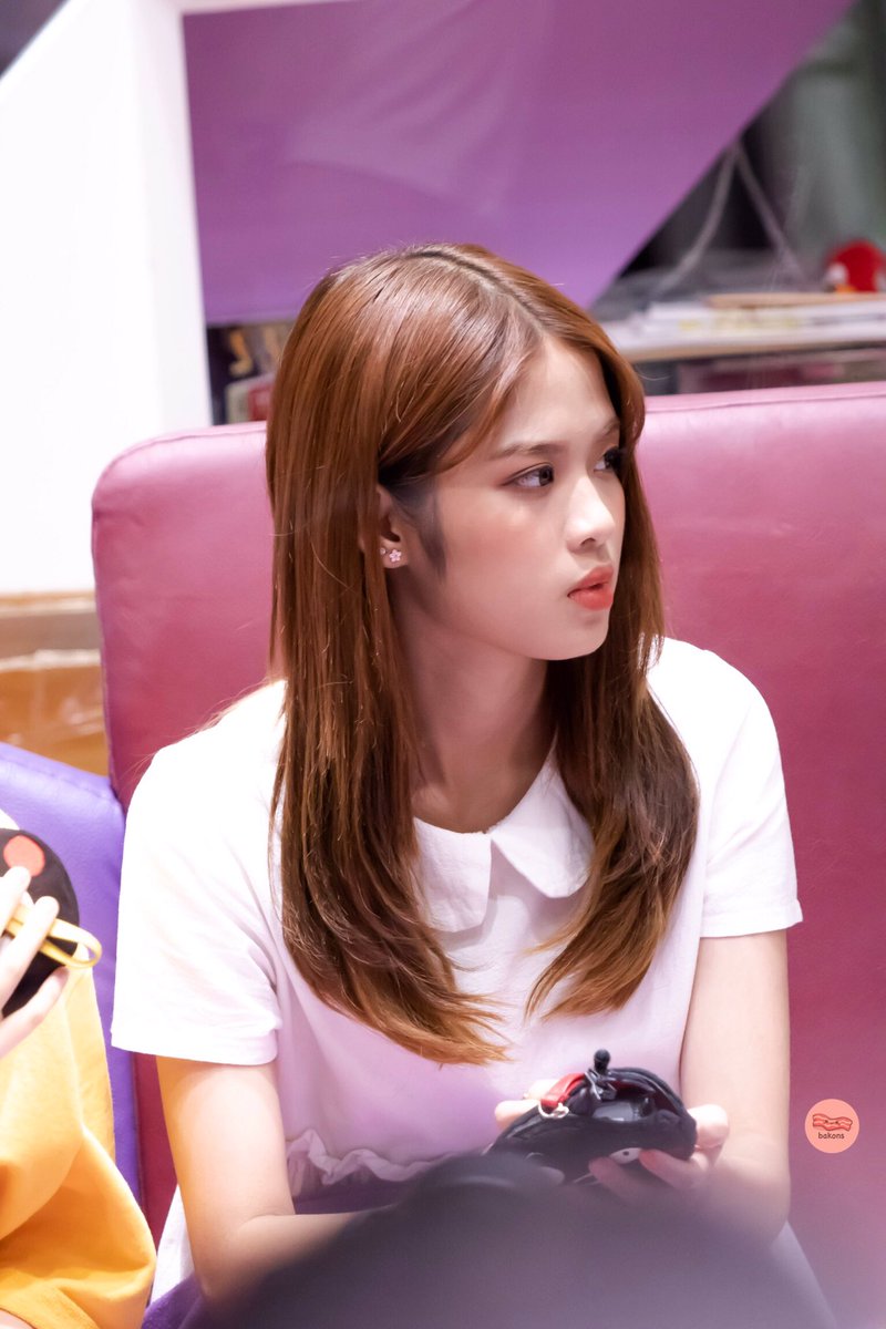 bakons2's tweet photo. หนูดุอะ พี่กลัวแล้ว😂 หันไปมองพี่แก้วได้ดุมากลูก5555 
#MobileBNK48 #BNK48 https://t.co/yLWLmIniZm