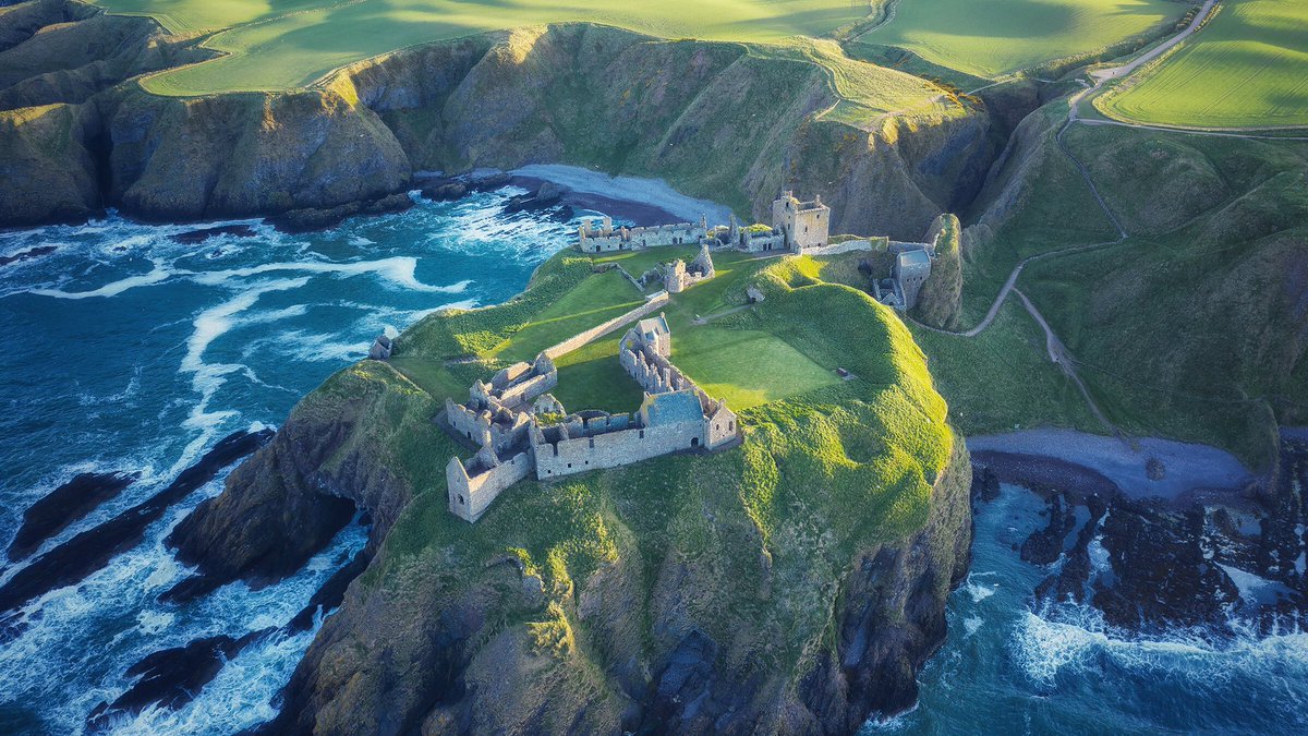 Aberdeenshire coast looking very green at Dunnottar Castle last night #beautifulABDN #Stonehaven #DunnottarCastle #VisitScotland