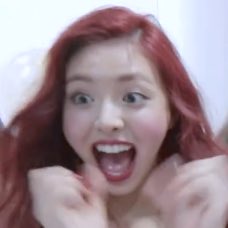 ITZY___miu's tweet photo. ユナの面白写真集 https://t.co/DKzmZTHOsU