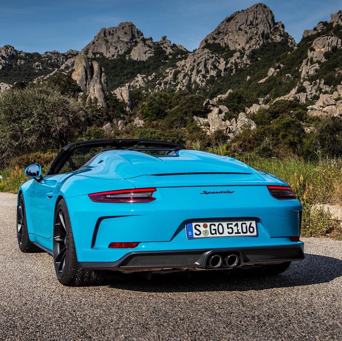 Porsche911UK's tweet image. #MiamiBlue 😍
The new #911Speedster #Porsche911Speedster #991Speedster 🎯 📷@Matt_201 👌🏻
Let me know how you would spec this car ?