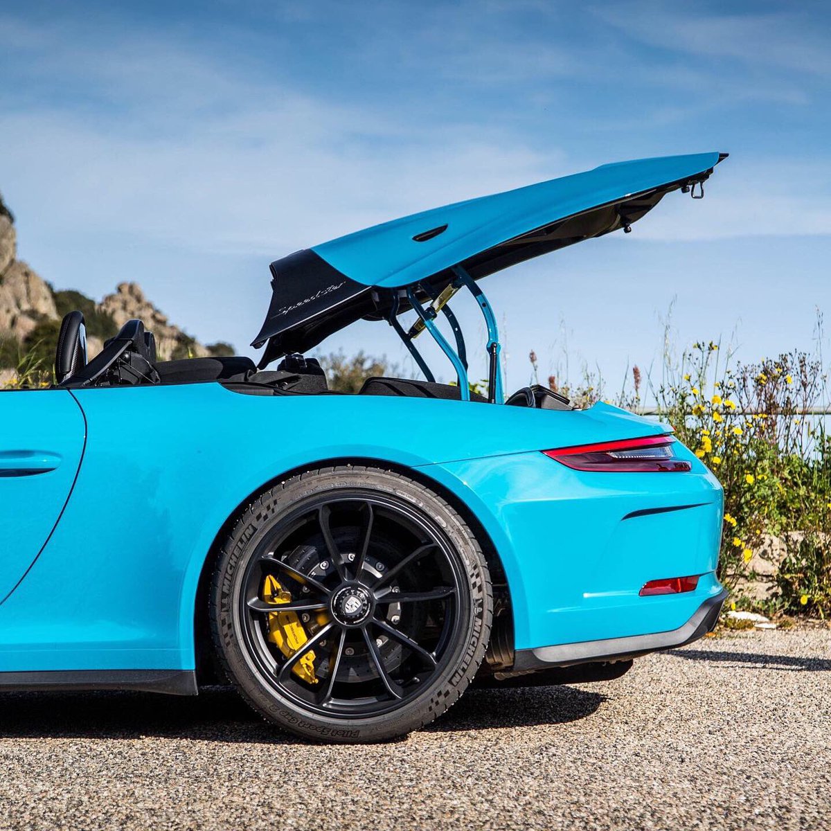 Porsche911UK's tweet image. #MiamiBlue 😍
The new #911Speedster #Porsche911Speedster #991Speedster 🎯 📷@Matt_201 👌🏻
Let me know how you would spec this car ?