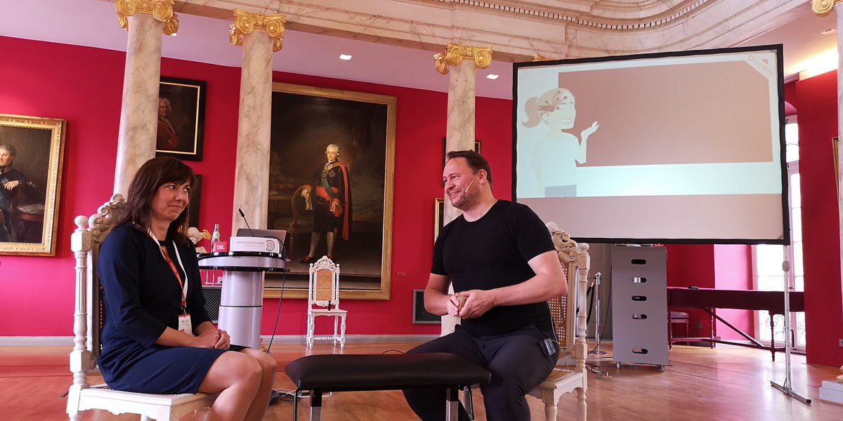 dskom's tweet photo. Der @karlkratz verzaubert auf der https://t.co/vboh9AbX8o an der Uni Greifswald den ganzen Saal mit seinen Gedanken rund um die Kunst der digitalen Berührung. Ja - inklusive Zaubertrick ♠️♥️♦️♣️, Staunen, Begeistern, Sehnsucht & Resonanz 😊 #mvkannmehr #mvdigital #Digitalisierung https://t.co/dOvJmirKMo