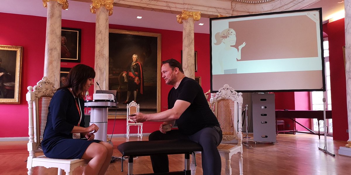 dskom's tweet photo. Der @karlkratz verzaubert auf der https://t.co/vboh9AbX8o an der Uni Greifswald den ganzen Saal mit seinen Gedanken rund um die Kunst der digitalen Berührung. Ja - inklusive Zaubertrick ♠️♥️♦️♣️, Staunen, Begeistern, Sehnsucht & Resonanz 😊 #mvkannmehr #mvdigital #Digitalisierung https://t.co/dOvJmirKMo