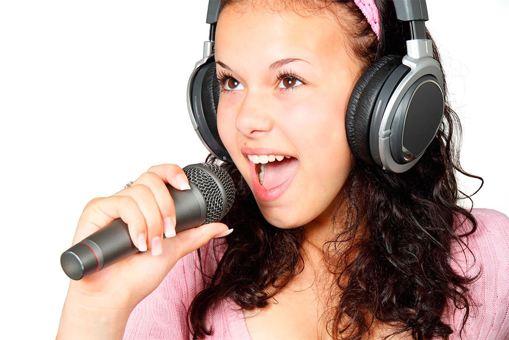 SEORLCCC's tweet photo. Los otorrinolaringólogos recomiendan no automedicarse ante una disfonía pues es preciso que se revisen las #cuerdasvocales mediante una #laringoscopia para determinar el origen y el mejor tratamiento a seguir #SomosORL https://t.co/d3THz4HpiO https://t.co/rOlpuWpXKr
