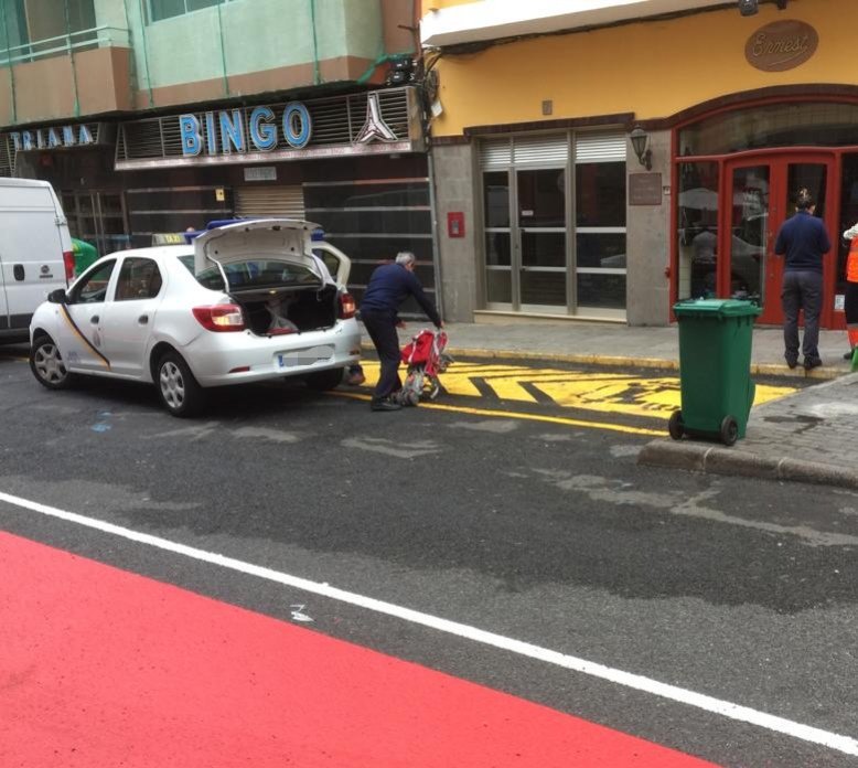 PoliciaLPA's tweet photo. Otro "Besa y Baja" que puedes utilizar es el ubicado en la calle Malteses, donde podrás parar, para facilitar el acceso y salida de los niños de la guardería. https://t.co/qFXtn7DJK5