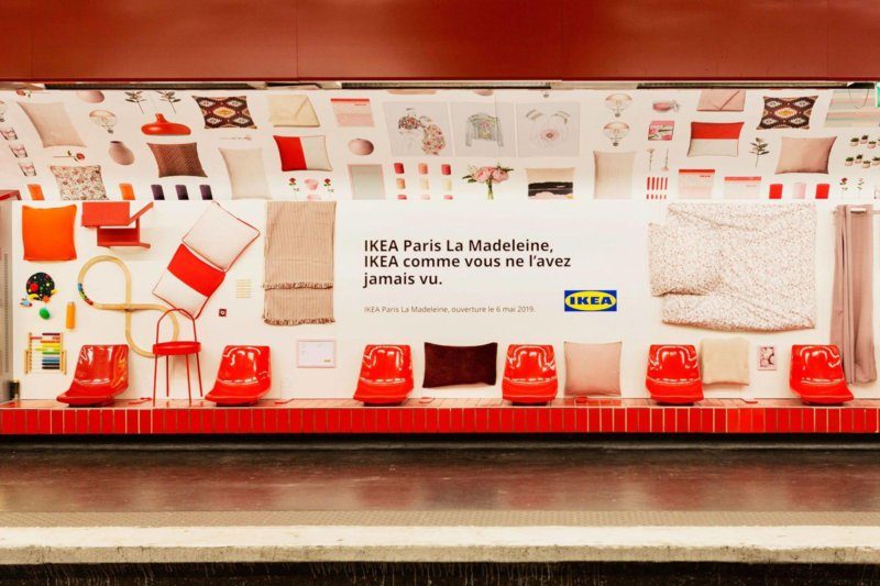 AltaviaItalia's tweet image. #AltaviaWatch 
Per celebrare il suo arrivo a #Parigi, #Ikea ha pensato di installare i suoi mobili nella metropolitana #Madeleine. Le pareti, decorate con i prodotti a marchio Ikea, diventano per i parigini un catalogo-installazione originale👉bit.ly/2vOBt7B