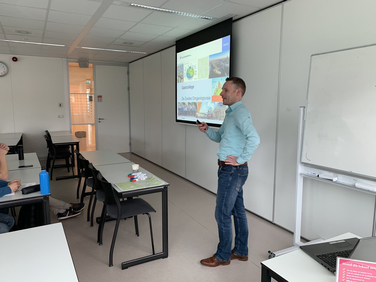 WF_Mobiliteit's tweet photo. Vandaag een gastcollege over de Omgevingsvisie @Zwolle en omgevingswet. State of the art door @ArjenVedder https://t.co/JvQEHycqz5