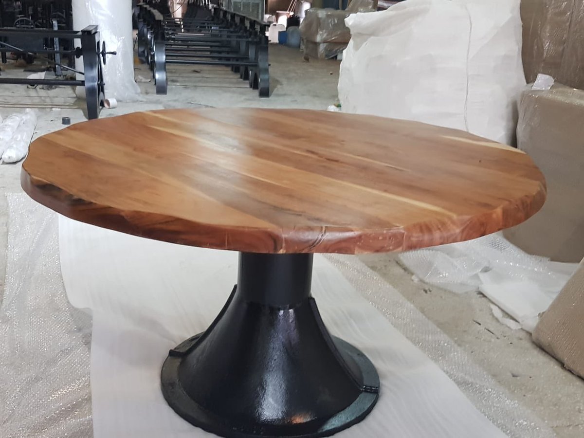 this #bigsize #gigentic #industrialstylefurniturefromjodhpur #rounddiningtable #round #diningtable with strength for #interiordesigner and #cafedecor alpacorp.in