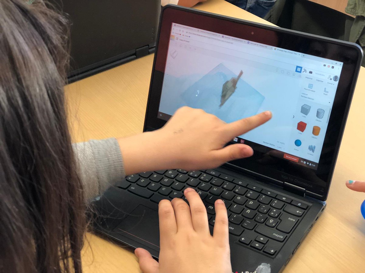 Cerquem amb <a href="/tinkercad/">Tinkercad</a> la solució per poder crear el “cover” del nostre drone, el personalitzem i li afegim un suport per que el nostre pilot pugui volar sense cap perill. #STEAM #shakeFEDAC #WinTheDay