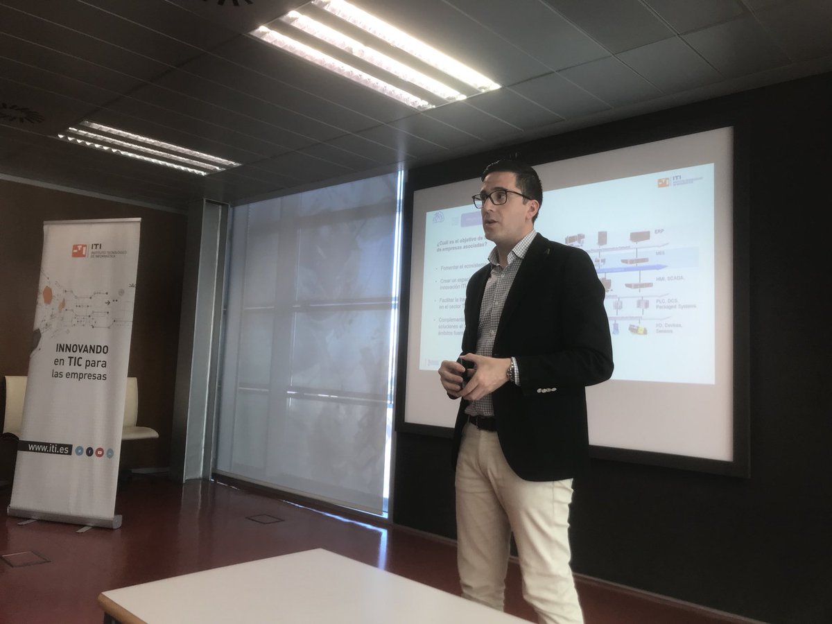 dsaezdomingo's tweet photo. @fricau explicando el centro demostrador en industria 4.0 del @ITI_TIC y su ecosistema y que forma parte del #datacyclehub. https://t.co/yfd8NXNnWg
