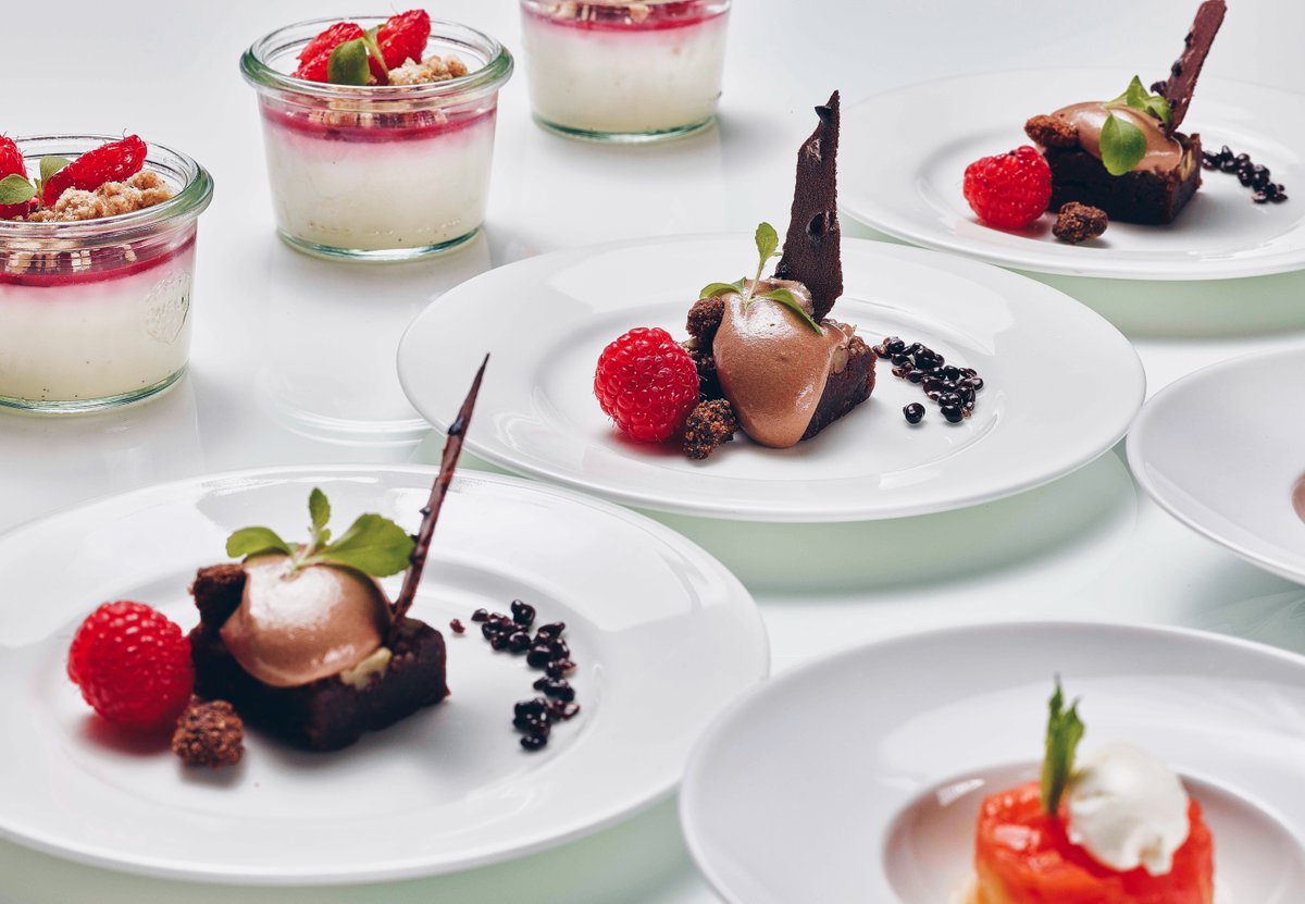 BBH_DUS's tweet photo. Die Vorbereitungen für den Muttertags-Brunch laufen. Eine  kulinarische Festlichkeit, bei dem man seine Mutter gebührend feiern und verwöhnen kann.
Our #MothersDay brunch is an exclusive culinary event and the perfect way to #celebrate and pamper a mother on this special day. https://t.co/VHIUpAk4JW