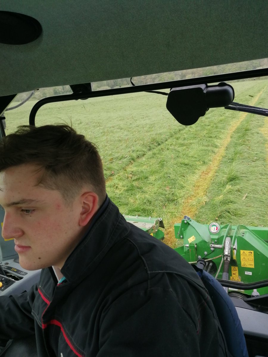 onwy580's tweet photo. @ColegSirGar 1st year agris learning to mow. #newskills🚜 https://t.co/FktdT6jIqy