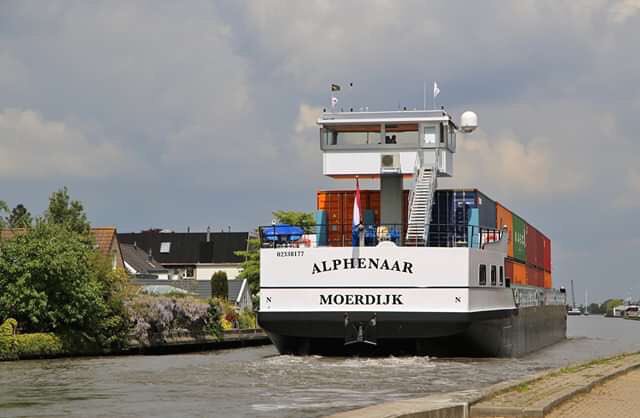 Onze gloednieuwe #Alphenaar op weg naar het Alpherium met de eerste lading containers. Met dank aan Michel Nahon voor de prachtige foto’s! #Gouwenaar3