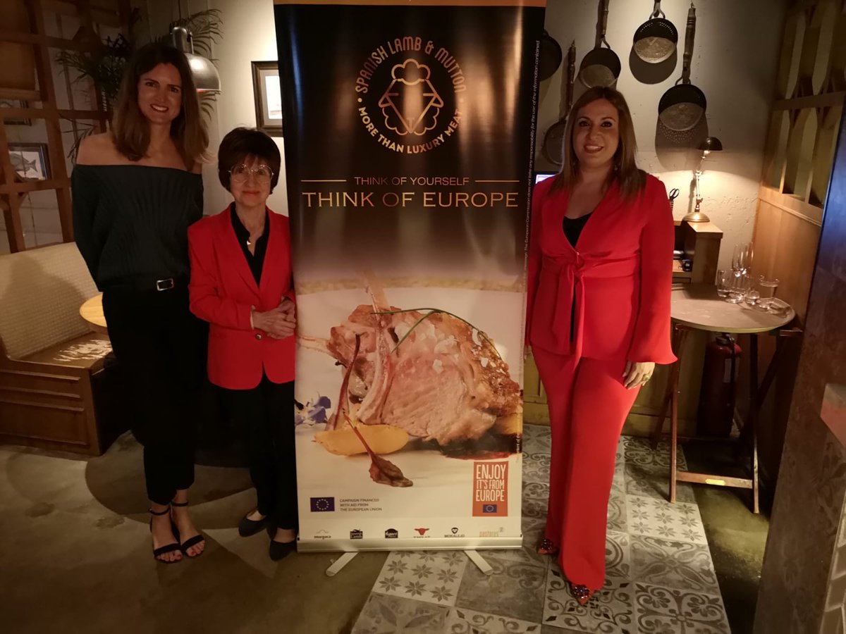 interovic's tweet photo. 🔚⛩🇨🇳Finaliza la misión comercial en Hong Kong con muy buenas sensaciones.
✈️Volvemos a casa después de promocionar nuestra🇪🇸carne de cordero y cabrito en la feria #HOFEX2019
📷 María Pérez, consejera comercial en HK, Esperanza Díaz y Beatriz Casares de @Interovic https://t.co/aC4RGcVPu9