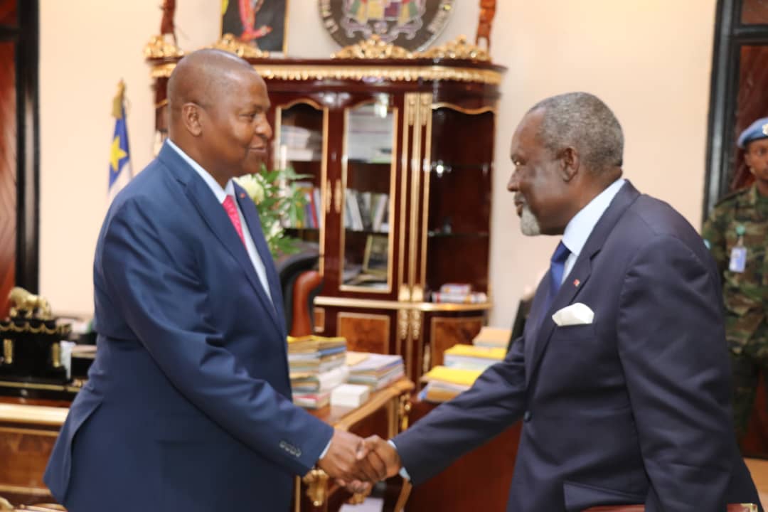 diplocam_minrex's tweet photo. Le Ministre des Relations Extérieures S.E.M MBELLA MBELLA a été reçu par le Président Centrafricain S.E. Pr Archange TOUADERA le 07 mai 2019.
Le Ministre était porteur d'un message de solidarité et fraternité du Président S.E.M Paul BIYA adressé à son Homologue et Frère de la RCA https://t.co/mQrmiaG8J1