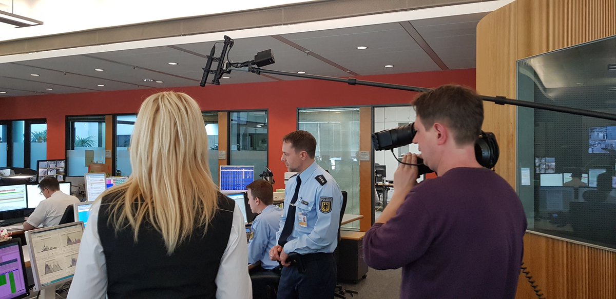 bpol_air_fra's tweet photo. 📽 TV-Tipp 📽 Heute wird der gemeinsame Beitrag mit @Airport_FRA
 und der @Lufthansa_DE
 über die Passagiersteuerung am #Flughafen #Frankfurt im Magazin @wwiewissen der 
@ARDde gezeigt..🎥🎬 Schaltet also um 16 Uhr ein!😎
#BPol #WirsindSicherheit https://t.co/6TKmHGE4W4