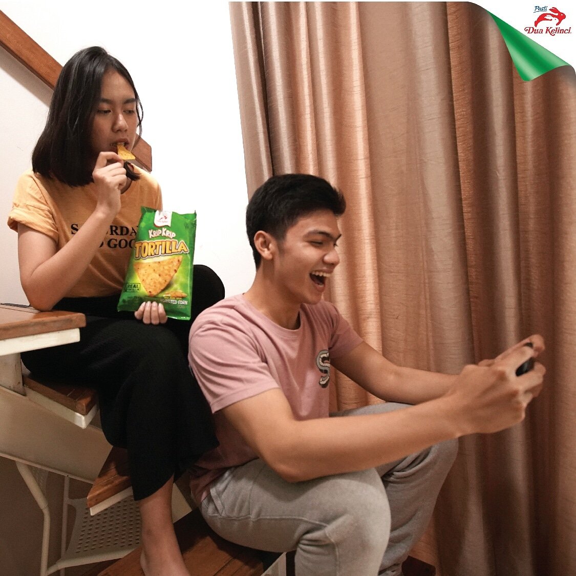 Makanya kalau lagi nge-game, ajak-ajak dong pacarmu! Jangan di🍇-in! Sama juga, kalau lagi makan Krip Krip Tortilla, jangan sendirian doang ya, bagi-bagi jangan lupa! 😊 
.
#KripKripTortilla #SegitiganyaBikinCinta