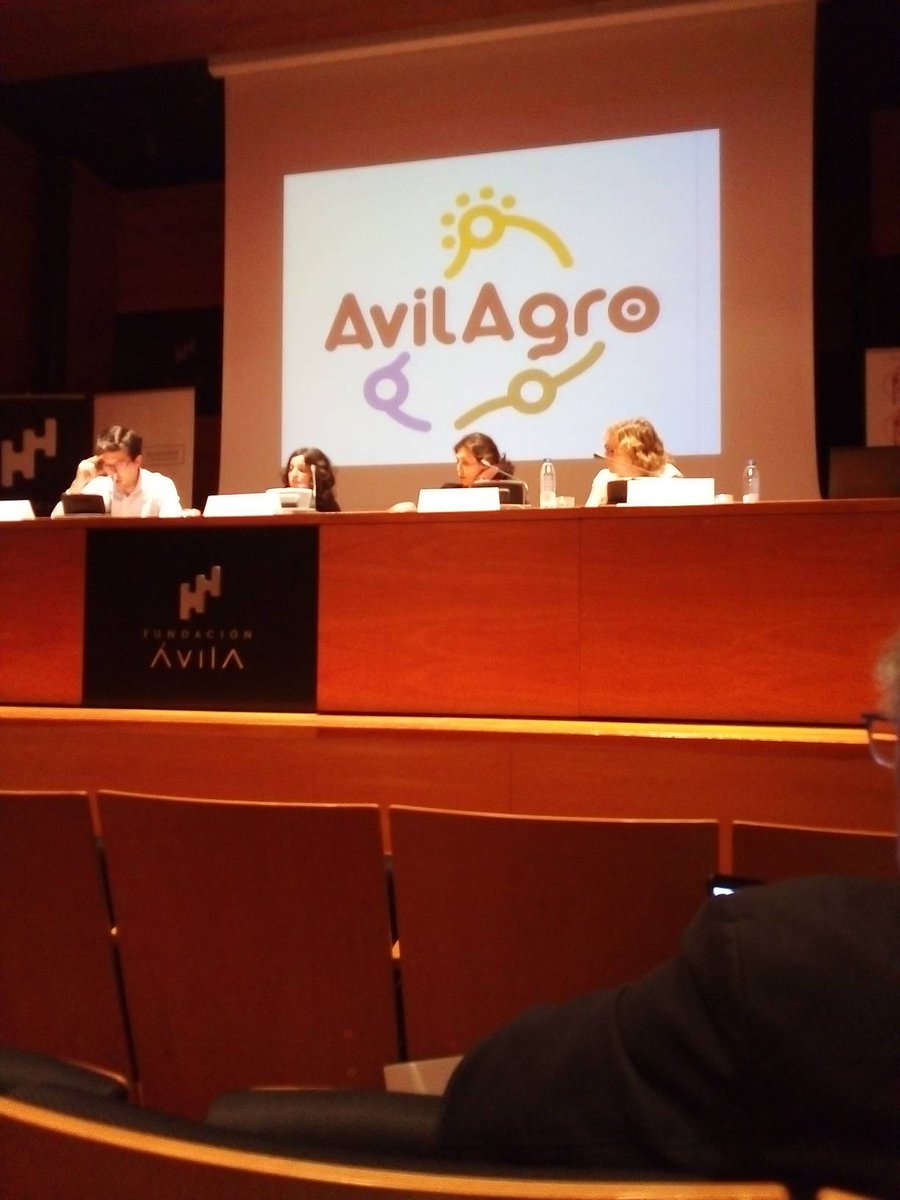 AvilAgro_org's tweet photo. La investigacion y la #industria #agroalimentaria frente a la despoblacion con Isabel López presidenta de Avilagro y directora de @santa_teresa
#avila @Avila1131 https://t.co/g0WtVAu4yc