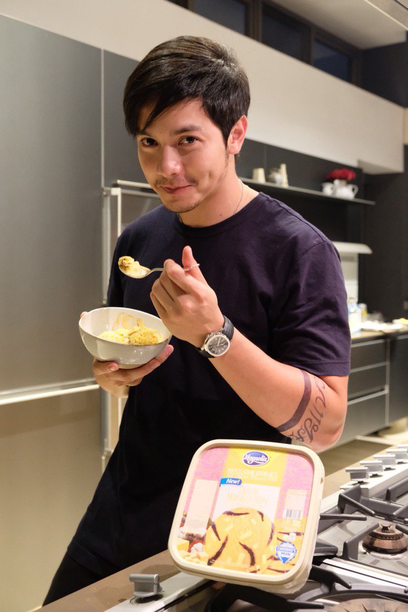 Creamy cheese bits at mangosteen fudge! Masarap isipin pero mas masarap kainin! Nakakamiss ang bagong Quezo Mangosteen ng <a href="/magnolia_icph/">Magnolia IceCream PH</a>! Looking forward to my next scoop when I come home! #MagnoliaPinoyFavorites 🍨