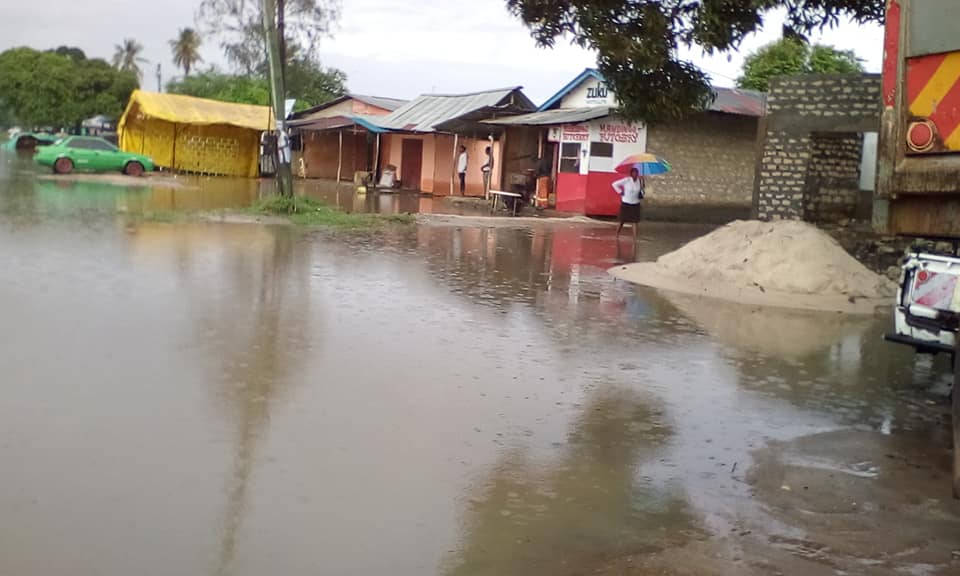 Het is maar een beetje aan het regenen geweest...
Ukunda in Kenia, 4 maanden niet lager dan 40 graden en ineens heeeeel veel regen!! het was moeilijk om bij de school te komen, maar toch gelukt!!