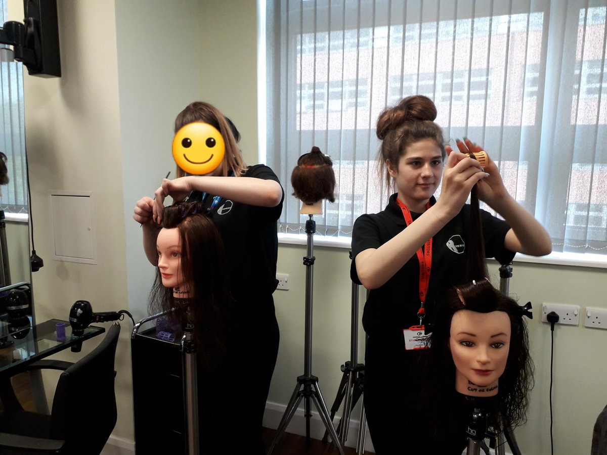 @TheRowansAP pupils are enjoying a great Hair and Beauty session @MidKentCollege learning 'setting' skills. #skillsforlife  #vocationallearning 😁 💇‍♀️