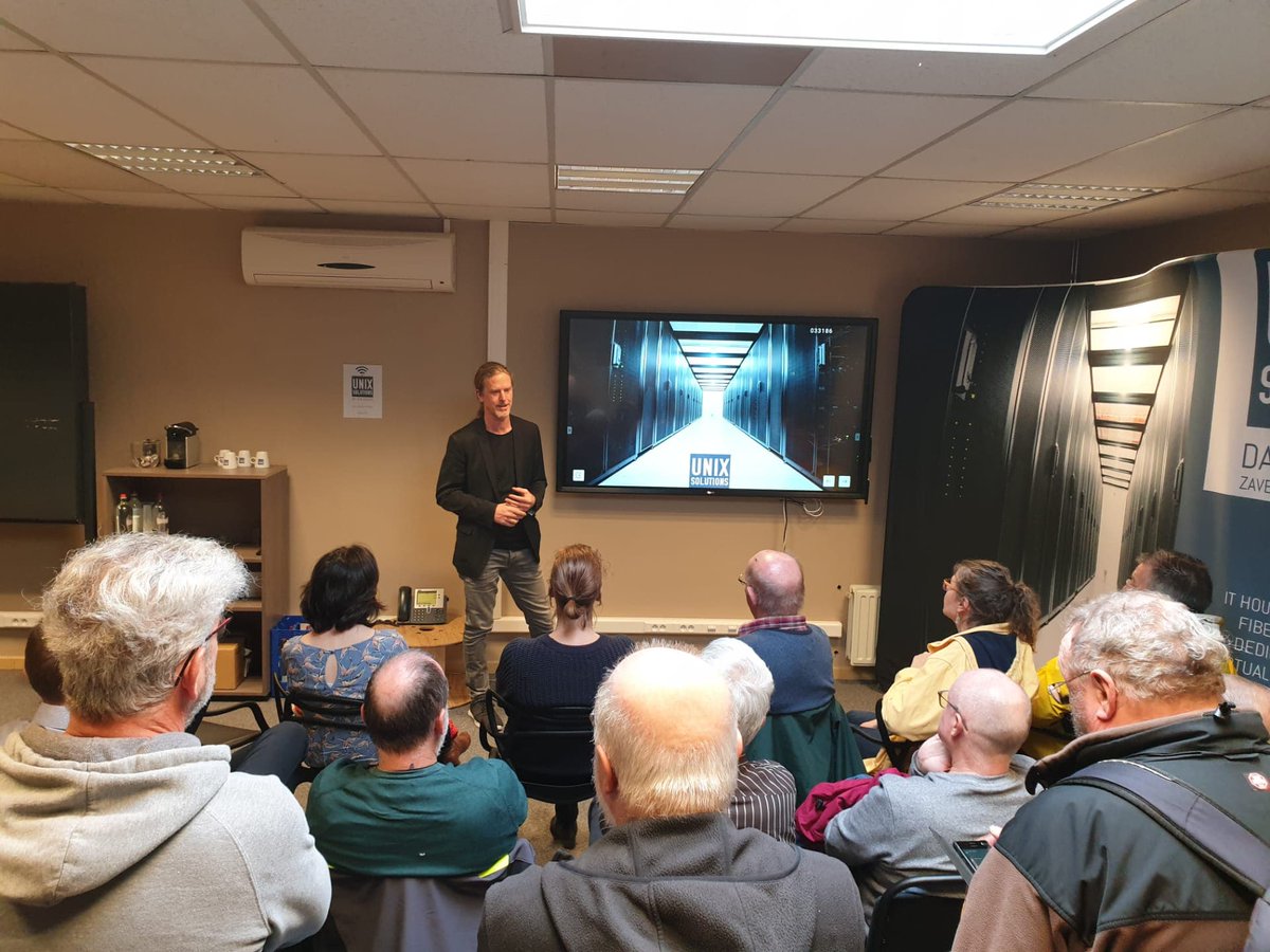 UnixSolutions's tweet image. Gisteren ontvingen we een groep enthousiaste cursisten van @CVOVOLT. Tijdens deze inspirerende avondsessie doken ze mee in onze wereld van de datacenters en de werking ervan. #datacenter #howitworks #inspirational