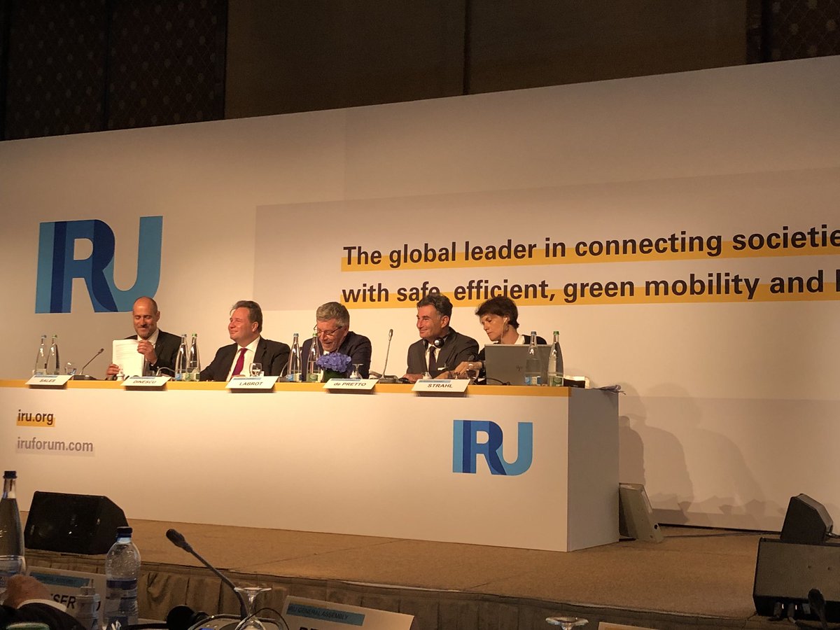 AgnesCoupez_clc's tweet photo. Aujourd’hui Assemblée Générale de L’IRU à Genève. Le secteur du transport se trouve devant de nombreux changements: automatisation, digitalisation, arrivée de nouveaux opérateurs....une situation comparable au développement de l’internet dans les années 90.#FLEAA #transport https://t.co/bBUKrYGQfa