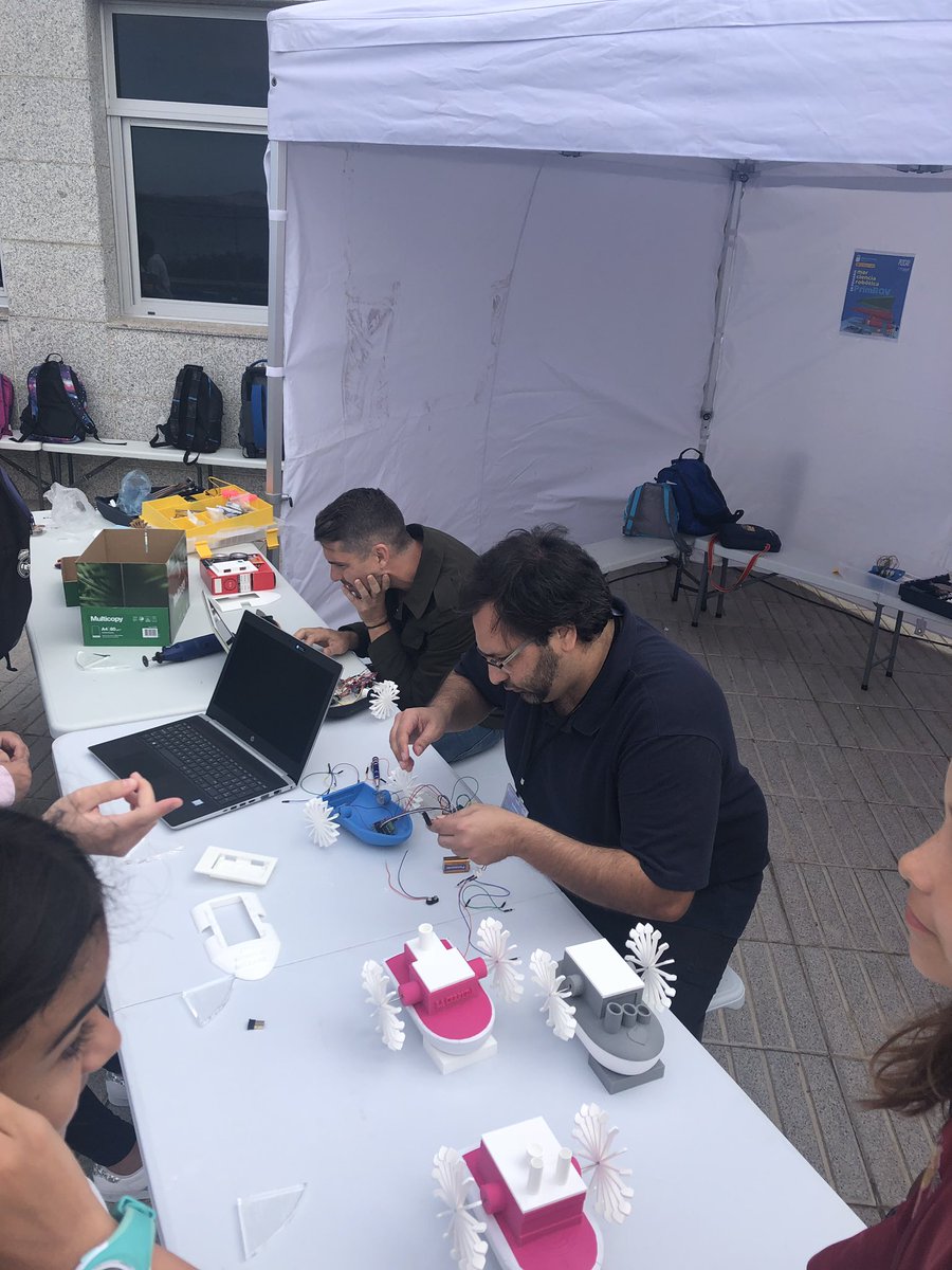 ecoescuela20's tweet photo. 👨🏻🏫Espléndida la cooperación de @Jose_Artemi ! #Robótica 🤖 #PrimROV https://t.co/45QknfR7nz