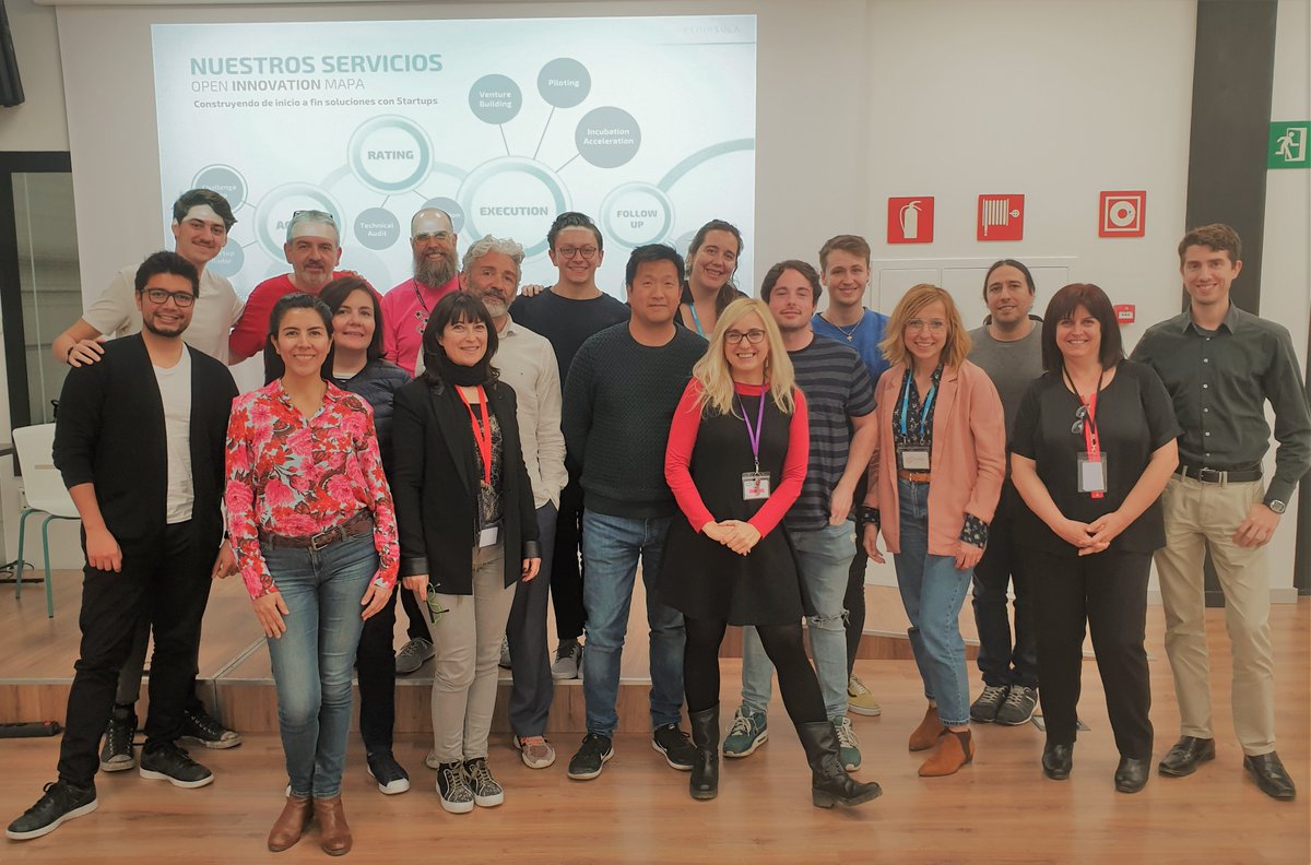 peninsulacorp's tweet photo. Kickoff @peninsulacorp:Como #PeninsulaTeam reafirmamos los valores que guían y definen nuestro trabajo
💯Respetar
🏅Empoderarse
🌠Crecer
🔎Ser curioso
📡Anticiparse
🤝Compartir
*Inspirados por nuestroCEO @leesimon

#FelizFinde #teamwork #juntosllegamosmaslejos #corporateventuring https://t.co/kBzVJ6z3uO
