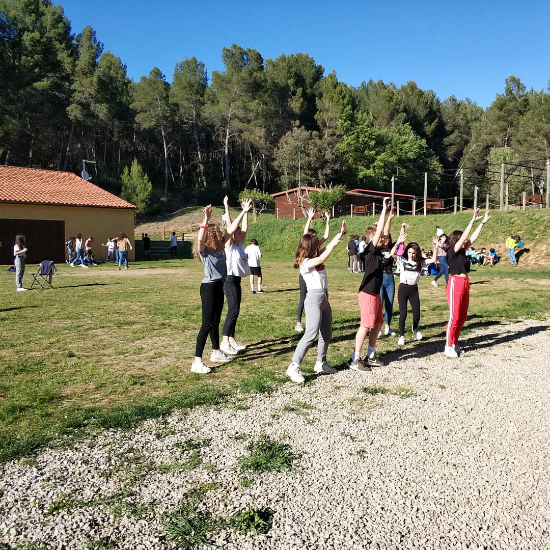 momanewschool's tweet photo. Després de mesos treballant, demà estrenem #MoMaMia!!!!

Us esperem a les 19h al Teatre Conservatori per tractar somnis i emocions!

Encara sou a temps de comprar la vostra entrada!

👉🏼 Tots els diners que recollim de les entrades aniran destinats a @openarms_fund ❤️

#manresa https://t.co/MIWG9CqRe9