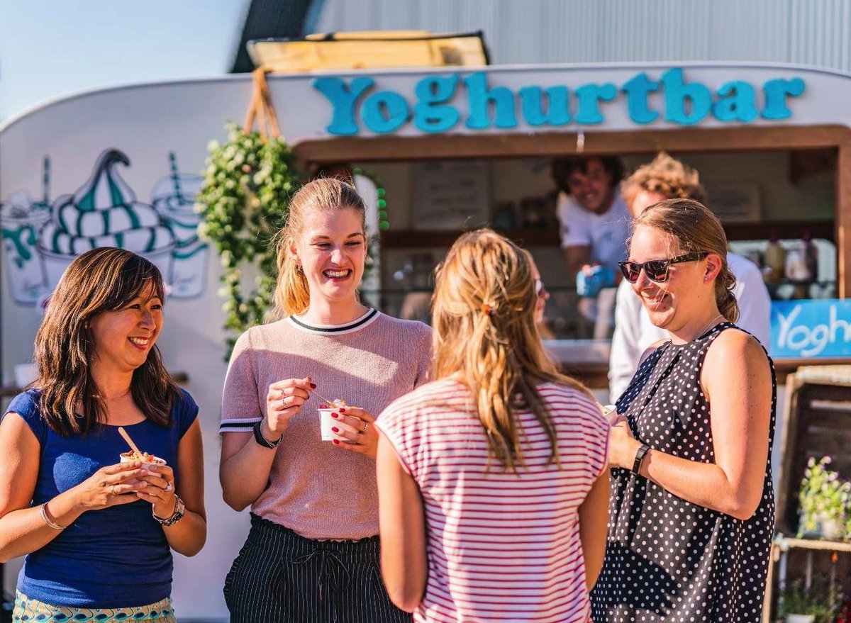 Roy Rusticus, winnaar van de <a href="/Saxion/">Hogeschool Saxion (inactief)</a> Ondernemers Award 2016, leeft zijn droom: yoghurtfeestje organiseren door Europa. Benieuwd naar zijn succesverhaal: saxion.to/2VaMVEM

#ondernemersaward #gestartbysaxion #eindbaas #saxion #succesverhaal #jubileumeditie #10jaar #flowyo