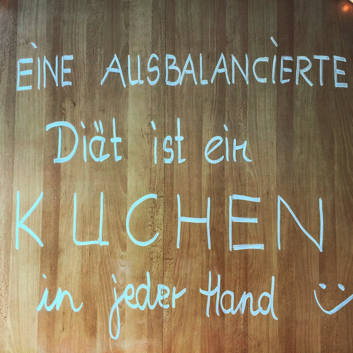 Mit diesen wunderbaren Worten verabschiedet mich die Bäckerin, bei der ich mir eben Reiseproviant beschafft habe. Sitze im Zug nach Winden. Dann geht’s über Karlsruhe nach Bremen zur <a href="/LebenTod/">LEBEN & TOD</a> mit Übernachtung im Künstlerdorf Worpswede. Was will ich mehr?

#hyperpeng #glückspeng
