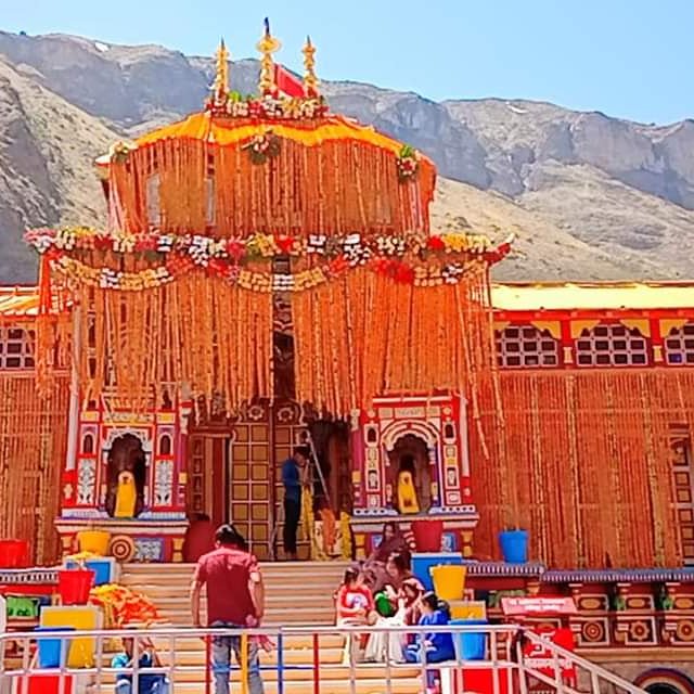 HikingMonks's tweet photo. ब्रह्म मुहूर्त में सुबह 4 बजकर 15 मिनट पर विधि-विधान और विशेष पूजा-अर्चना के बाद भगवान बदरीनाथ के कपाट श्रद्वालुओं के लिए खोल दिए गए।
Join us for religious tour to Badrinath Dham
#जय_बद्री_विशाल  🙏🙏
PC Shobhit Dimri
#Uttarakhand #uttarakhandtourism #devbhumi #HikingMonks https://t.co/hClxTDtb6v
