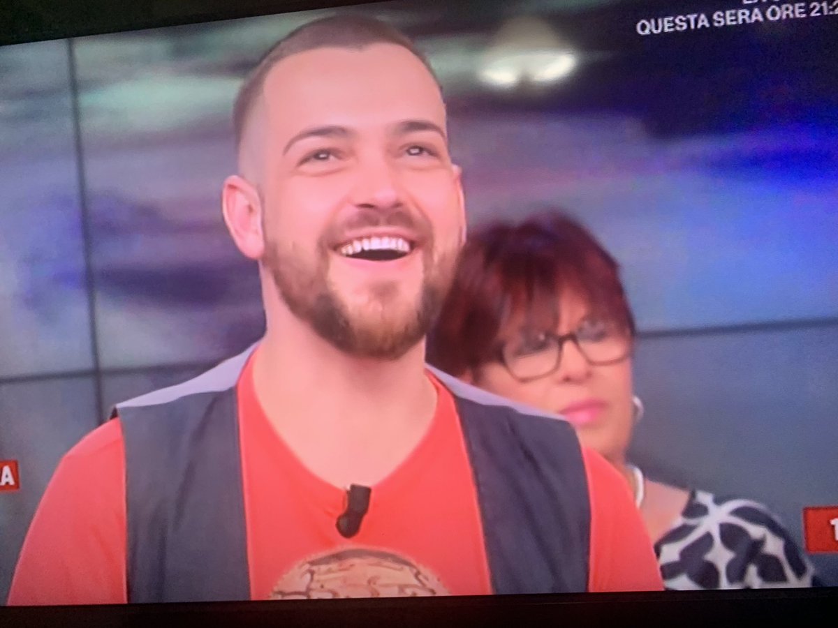 Il tuo splendido sorriso 😍🎶  <a href="/Valerio_Scanu/">ValerioScanu</a> <a href="/eleonoradaniele/">Eleonora Daniele</a> <a href="/RaiUno/">Rai1</a> #storieitaliane #affrontiamoci