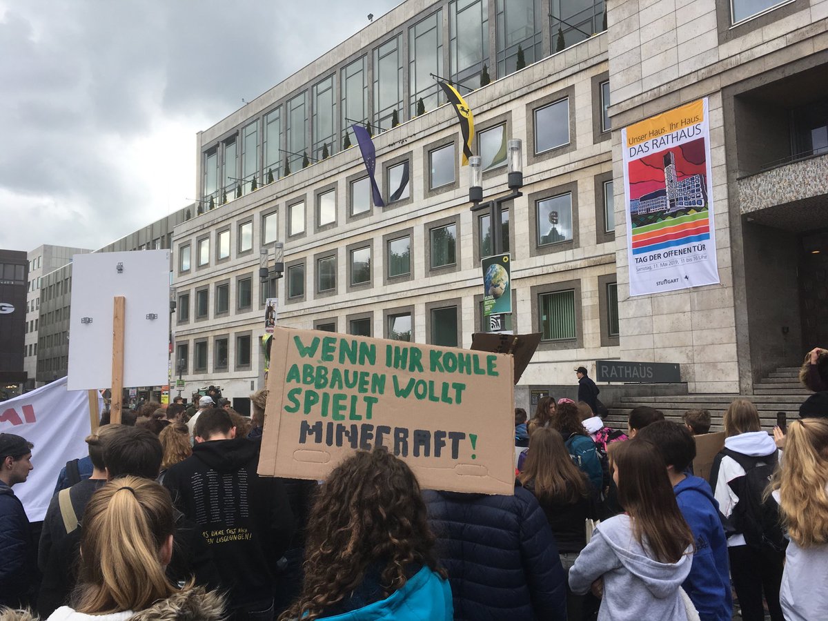 Babette_Luckert's tweet photo. Immer wieder freitags! #FridaysForFuture Kundgebung in #Stuttgart. #ParentsForFuture #climatechange https://t.co/GDCioYLb6a