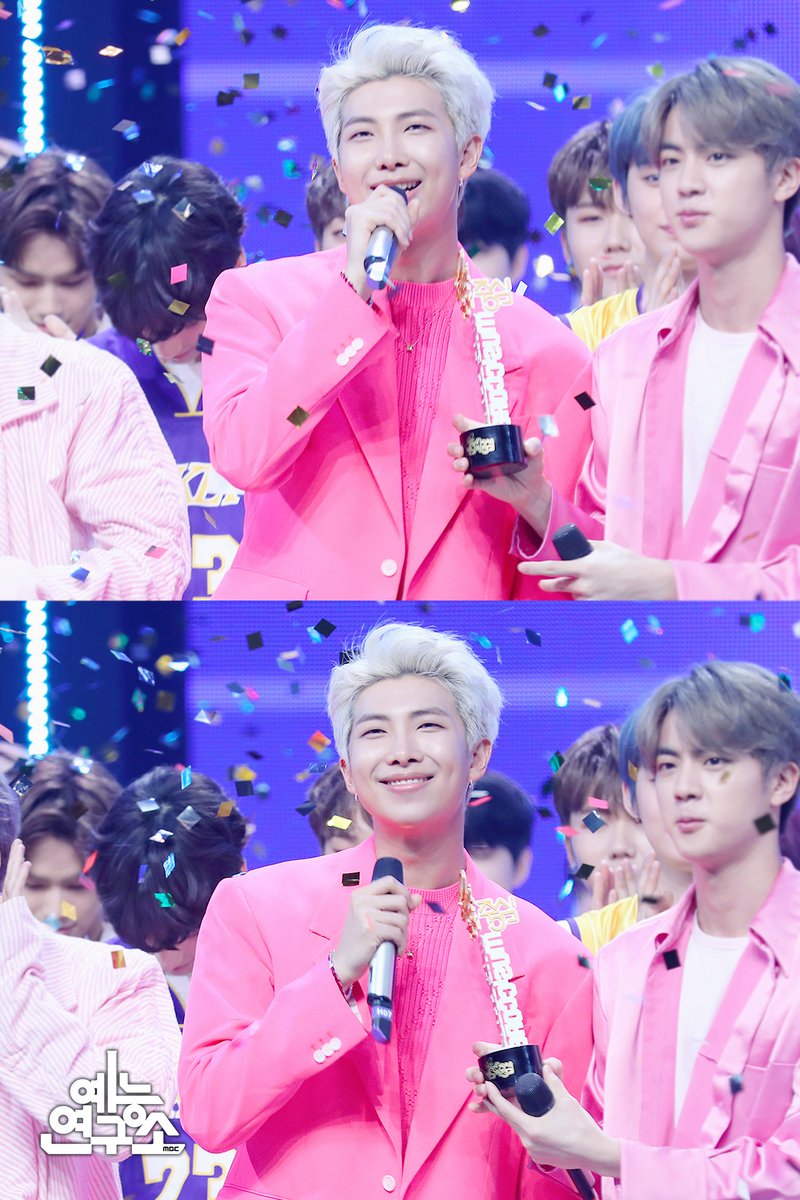 MBC_entertain's tweet photo. 누가 뭐래도 연구원 이상력(n.ideal type)은 탄이들💜
1위한 핑크소년단 비주얼 마치 라잌 안 끊기는 피자 치즈🍕
📷☞ https://t.co/4e7zYWBxgD
190427 #쇼음악중심 #음중 #방탄소년단 #BTS #작은것들을위한시 #BoyWithLuv @bts_bighit https://t.co/g6FBkfEjXx