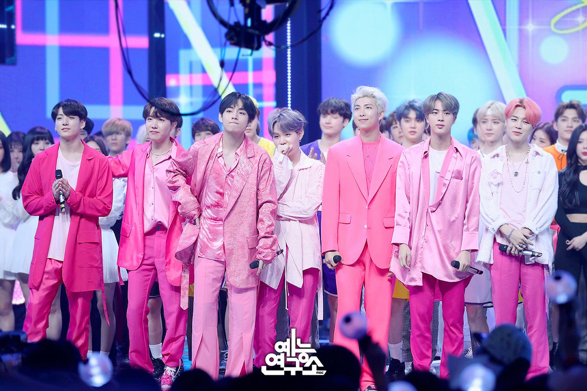 MBC_entertain's tweet photo. 누가 뭐래도 연구원 이상력(n.ideal type)은 탄이들💜
1위한 핑크소년단 비주얼 마치 라잌 안 끊기는 피자 치즈🍕
📷☞ https://t.co/4e7zYWBxgD
190427 #쇼음악중심 #음중 #방탄소년단 #BTS #작은것들을위한시 #BoyWithLuv @bts_bighit https://t.co/g6FBkfEjXx