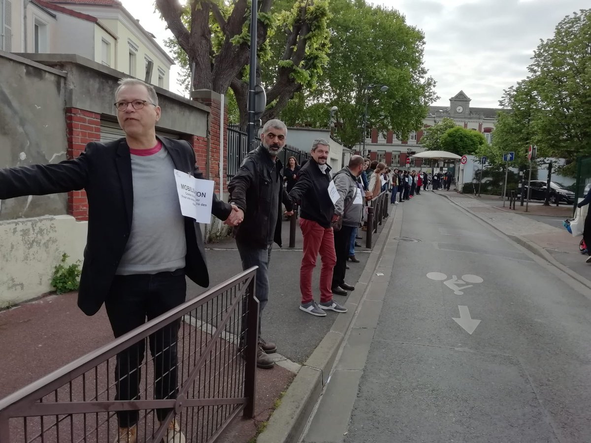 CollectifMobFSB's tweet photo. Ce matin, des chaînes humaines ont eu lieu devant la plupart des écoles de Fontenay sous Bois. Les premières photos... (la suite à venir) ! Ici le collège Duruy : https://t.co/e9wlKfF5UL