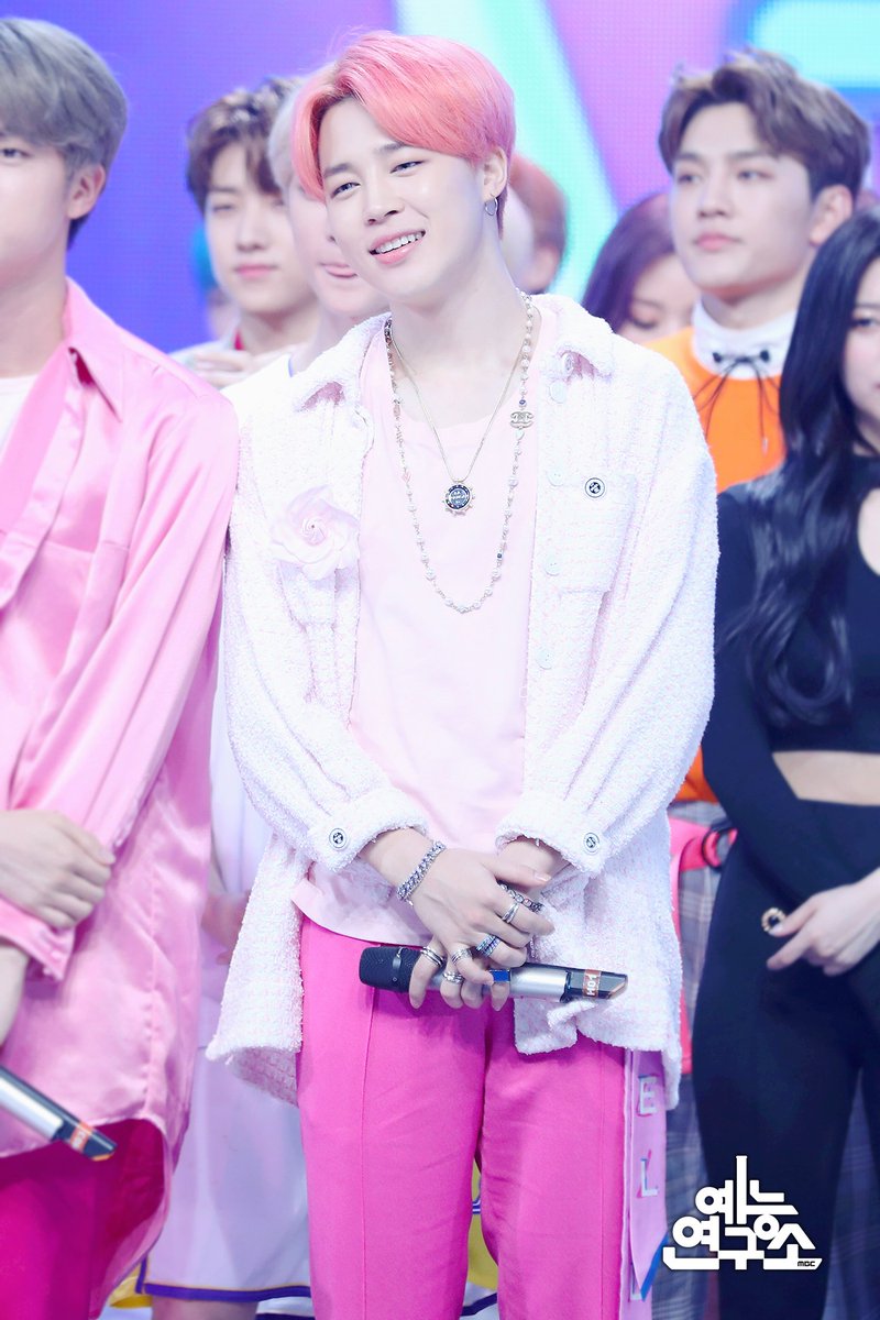 MBC_entertain's tweet photo. 누가 뭐래도 연구원 이상력(n.ideal type)은 탄이들💜
1위한 핑크소년단 비주얼 마치 라잌 안 끊기는 피자 치즈🍕
📷☞ https://t.co/4e7zYWBxgD
190427 #쇼음악중심 #음중 #방탄소년단 #BTS #작은것들을위한시 #BoyWithLuv @bts_bighit https://t.co/g6FBkfEjXx