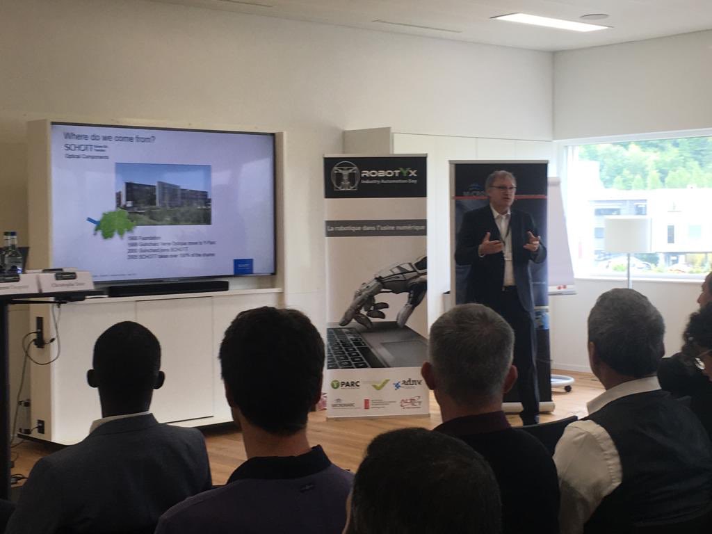 Y_PARC's tweet photo. RobotYx 2019 - Christophe Baur le Directeur de SCHOTT Suisse @Y_PARC explique comment la robotique peut être utilisée pour améliorer leur production. #RobotYx @heigvd @Alpict @Micronarc @Innovaud, ADNV https://t.co/e0aevaCcSB