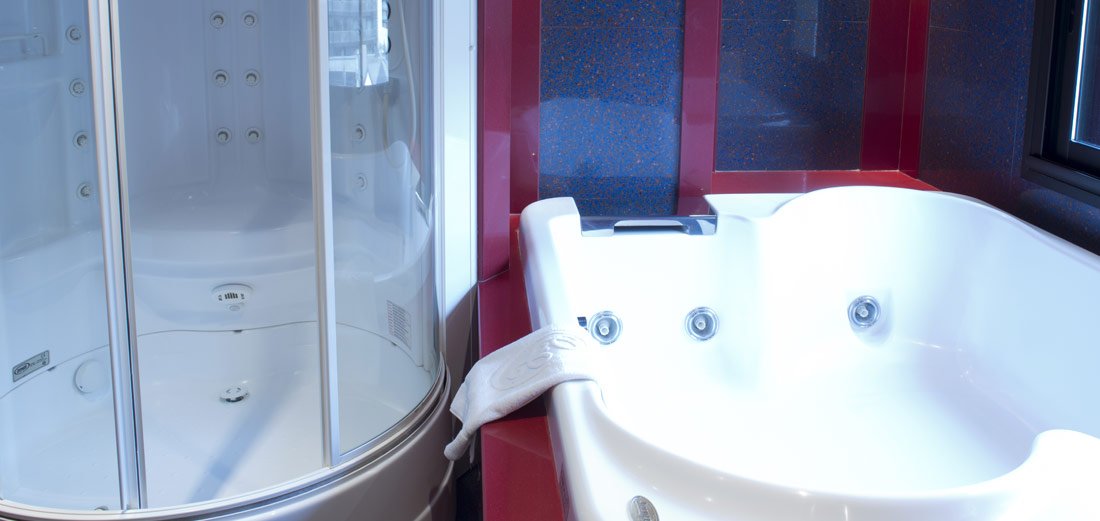 Ens encanten els colors cridaners de la nostra habitació 412, la Ceccotti: terra blau, llit amb quatre columnes de fusta amb anelles de colors i bany de marbre vermell 💛💙❤️ Inspirada pel dissenyador del mateix nom i els seus exòtics gustos! Reserves📧 reserves@acasacanut.com