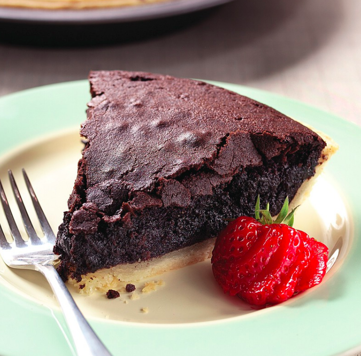 With a rich and fudgy filling on the inside and crispy crust on the outside, this #pie will satisfy all the chocoholics in your family!🍓
bit.ly/2WzqhHC