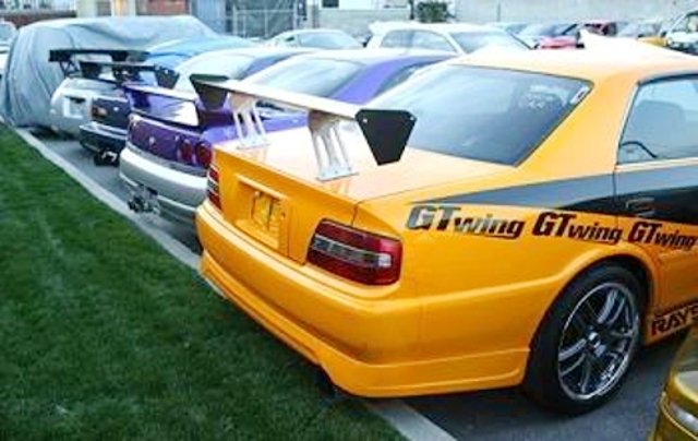 その1)ワイスピX3東京ドリフトに登場したC-WESTのGT-WINGロゴが斜め