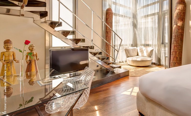 luxuszeit's tweet photo. Im 5-Sterne Hotel Urban trifft fancy Ambiente auf spannende Kunst! Puristische Architektur, außergewöhnliche Skulpturen aus Papua-Neuguinea und eine Dachterrasse mit genialem Blick auf die pulsierende Innenstadt – perfekt für einen Citytrip!👉https://t.co/ErOg8tI1Rl https://t.co/J6WGtLjSO3